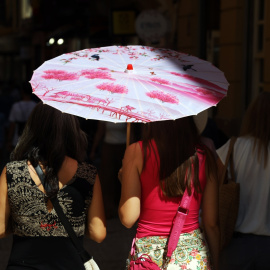 Vecinos y visitantes de Málaga bajo los efectos de la segunda ola de calor.