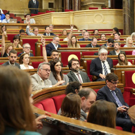 El ple del Parlament durant la votació per tramitar per via exprés la llei contra la compra especulativa
