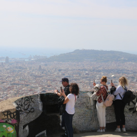 Turistes als búnquers del Turó de la Rovira