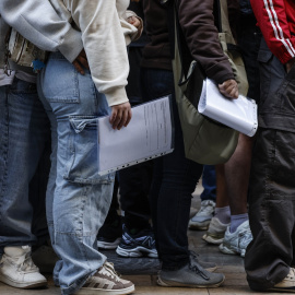 Varias personas hacen cola en las oficinas del padrón. Archivo.