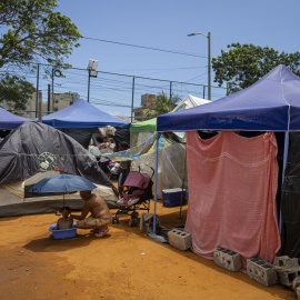 Personas afectadas por los terremotos en Venezuela, permanecen en un refugio este miércoles, en Catia La Mar, La Guaira.