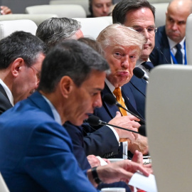 Donald Trump mirando a Pedro Sánchez en la cumbre de la OTAN en Ankara.