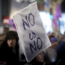 Una pancarta durante una concentración por la eliminación de la violencia contra las mujeres, en Madrid.
