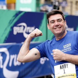 Andy Burnham muestra su tatuaje del símbolo de Mánchester, en una imagen de archivo.