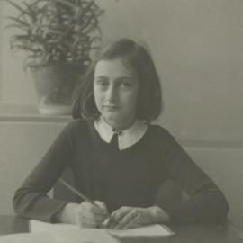 Foto de Ana Frank en la Sexta Escuela Montessori de Ámsterdam en diciembre de 1940.