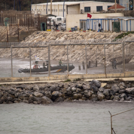 Una patrulla del Servicio Marítimo de la Guardia Civil rescata a un migrante que intentaba llegar a nado a Ceuta.