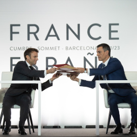 Emmanuel Macron y Pedro Sánchez durante la firma de un Tratado de Amistad entre Francia y España, en una imagen de archivo.