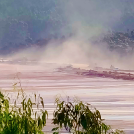 Imagen del depósito de barros barros rojos de Alcoa en San Cibrao (Cervo, Lugo), con el viento elevando los residuos convertidos en polvo.