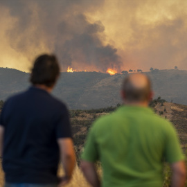 Foto de archivo de personas observando un incendio forestal en Andalucía, a 27 de agosto de 2020.