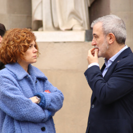 L'alcalde de Barcelona, Jaume Collboni, i la secretària general d'ERC i presidenta del grup municipal a Barcelona, Elisenda Alamany, parlant a la plaça Sant Jaume després del minut de silenci amb motiu del Dia Europeu de les Víctimes del Terrorisme.