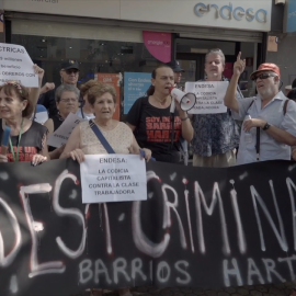 Imagen de protestas de los vecinos contra los cortes de luz en el documental 'A dos velas'.