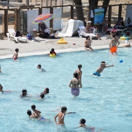 Bañistas en una piscina municipal de Barcelona, en una imagen de archivo.