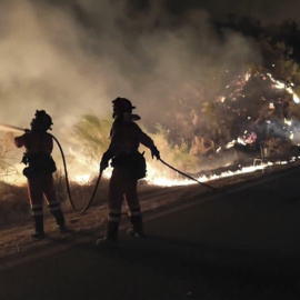 Efectivos de la UME en la noche del viernes en el incendio forestal de Los Gallardos.