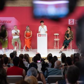La secretaria de Estado de Derechos Sociales, María Rosa Martínez (2d), junto a la portavoz de Sumar en el Congreso, Verónica Barbero (3i), y el secretario general de UGT, Pepe Álvarez (2i), durante el cierre de la Asamblea anual 2026 del Movimiento Sumar