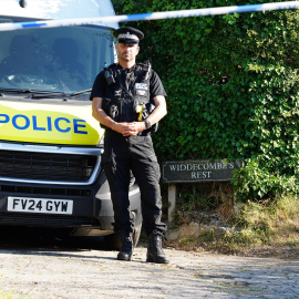 Policía a fuera de la residencia de Ann Widdecombe donde fue hallada muerta.