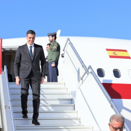 El presidente del Gobierno de España, Pedro Sánchez, baja del avión presidencial, Falcon, en su llegada a Rabat (Marruecos), el 1 de febrero de 2023.