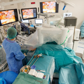Una operació de cirurgia robòtica en un dels nous quiròfans del Trueta