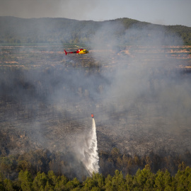 Helicóptero bombardero trabaja en las tareas de extinción del incendio en Pla de Manlleu, Aiguamúrcia, Tarragona.