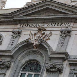 Escudo de España en la fachada del edificio del Tribunal Supremo.
