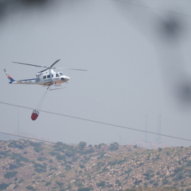 Medios aéreos trabajan en la extinción del incendio forestal de los Gallardos (Almería), a 10 de julio de 2026.