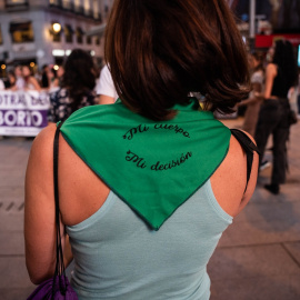 Una mujer lleva un pañuelo a favor del aborto legal por el Día de la Acción Global por la despenalización del aborto.