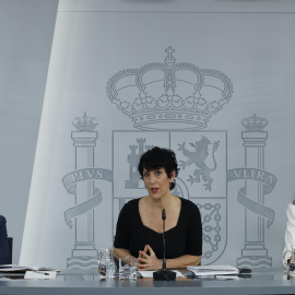 La portavoz del Gobierno y ministra de Inclusión, Seguridad Social y Migraciones, Elma Saiz, junto al ministro de Derechos Sociales, Consumo y Agenda 2030, Pablo Bustinduy (i), y la ministra de Igualdad, Ana Redondo, durante la rueda de prensa posterior a