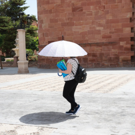 Una mujer se protege del sol en la localidad jienense de Andújar.