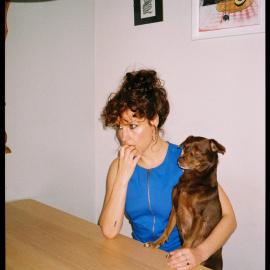 Sabina Urraca junto a su perra Murcia,