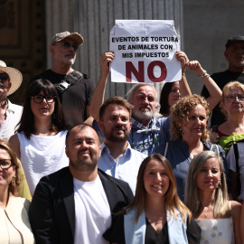 Diputados de varios grupos parlamentarios frente al Congreso de los Diputados este martes 14 de julio de 2026.