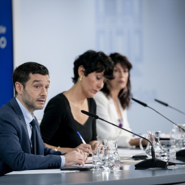 Pablo Bustinduy, Elma Saiz y Ana Redondo en la rueda de prensa posterior al Consejo de Ministros.