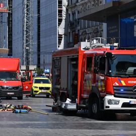 Los servicios de emergencia aseguran la zona tras el incendio en el edificio OXY.