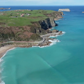 Panorámica de la playa de Usgo en Cantabria, enclave deteriorado por los vertidos de Solvay.