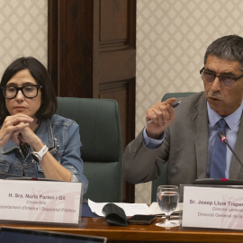 La consellera de Interior, Núria Parlon, y el director de la policía catalana, Josep Lluís Trapero, durante la comisión del Parlament que investiga las infiltraciones de policías nacionales.