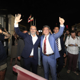 El alcalde de La Línea de la Concepción, Juan Franco (i), y el primer ministro de Gibraltar, Fabián Picardo, celebran este martes el derribo de la verja que separaba a la colonia británica de territorio español