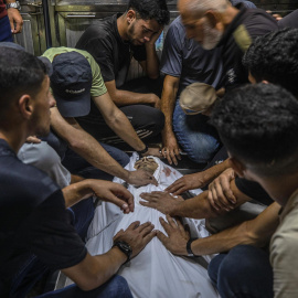Palestinos velan el cadáver de un policía muerto el pasado martes en el ataque israelí a una comisaria en Jabalia, al norte de Gaza.