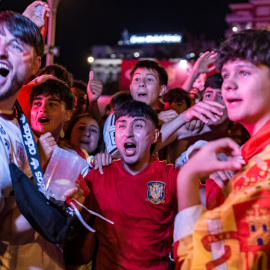 Aficionados a la selección española de fútbol durante la celebración del partido de semifinales del mundial.