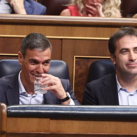 Pedro Sánchez y el ministro de Economía, Carlos Cuerpo, el pasado junio en el Congreso de los Diputados.