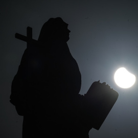 Eclipse parcial del sol visto desde el Cementerio Municipal de San Amaro, en A Coruña, el pasado 29 de marzo de 2025.