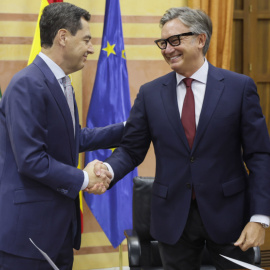 Moreno Bonilla y Gavira durante la firma del pacto de gobierno.