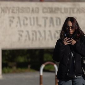 Una mujer junto a la Facultad de Farmacia de la UCM, en una imagen de archivo.