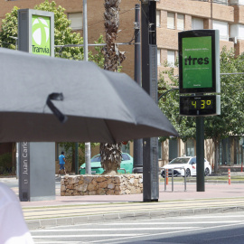 Vista de un termómetro que marca 43 grados este miércoles, en Murcia.