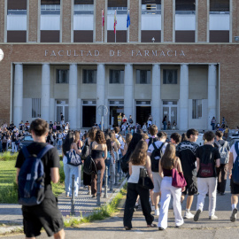 Alumnos esperan para comenzar el primer examen de la PAU 2026, en la Facultad de Farmacia de la Universidad Complutense de Madrid, a 1 de junio de 2026.