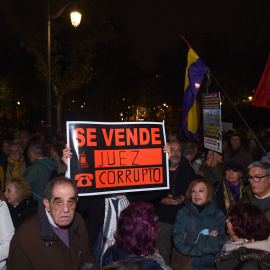 Manifestantes durante una concentración para protestar por la condena al ex Fiscal General del Estado, frente a la sede del Tribunal Supremo