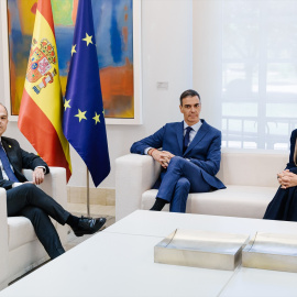 El secretario general de Junts, Jordi Turull; el presidente del Gobierno, Pedro Sánchez, y la portavoz del Grupo Parlamentario Junts, Miriam Nogueras, durante un encuentro, en el Palacio de La Moncloa, a 17 de junio de 2025
