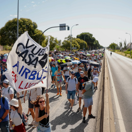Los empleados de Airbus de Getafe durante la marcha por las calles de la ciudad.