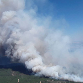 Columna de humo procedente del incendio de La Mierla, en Guadalajara.