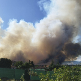 Vista del incendio de Lozoyuela desde la localidad vecina de Mangirón.