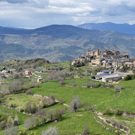 Vista panoràmica del poble d'Estamariu (Alt Urgell) on es veu la planta de biogàs a la part de l'esquerra. (22 d’abril del 2025)