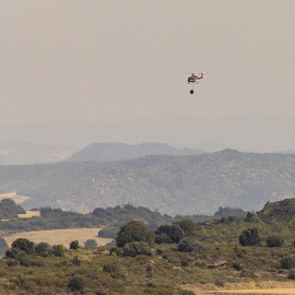 Un helicóptero trabaja en las labores de extinción del incendio de Orés.