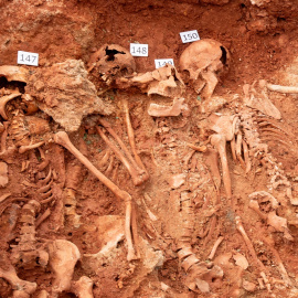 Fosa común de la Guerra Civil en el cementerio municipal de Santa Bárbara de Minas de Riotinto, a 9 de abril de 2026.